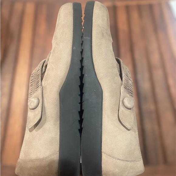 ROCKPORT Suede Upper Mary Jane flats. Tried on but never worn. NWOT no flaws - Picture 4 of 9